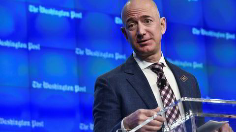 Amazon-gründer Jeff Bezos eier også Washington Post – og dette bildet er tatt under innvielsen av deres nye hovedkvarter i januar. Da var Bezos sin formue betydelig mindre – «bare» 72 milliarder dollar og nummer tre på Forbes liste over verdens rikeste.