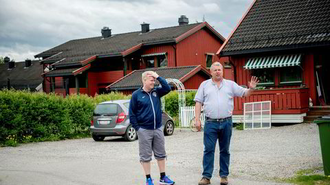 Per Ragnar Lien (til venstre), beboer i Rådyrvegen borettslag, og Petter Gulbrandsen, leder i Nannestad tomtefesterforening, er blitt involvert i en rettssak om festeavgift i Nannestad kommune, etter at Kirkefondet økte festeavgiften og kommunen forsøker å kreve inn pengene.