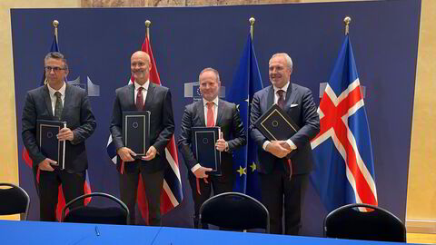 Forhandlerne fra Norge og EU under signeringen av en avtale om EØS-midler i Brussel.