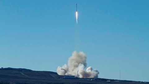 Falcon 9-raketten gjennomførte en vellykket landing etter oppskyting lørdag.