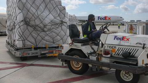 FedEx regnes som et av verdens mest pålitelige barometre for global handel. FedEx advarer om at usikkerheten rundt global handel kan vedvare lenger enn ventet.