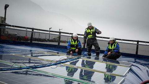 Ocean Sun-gründerne Øyvind Christian Rohn (sittende) og Børge Bjørneklett (til høyre) viser frem solcellepanelene for Bjørn Thorud (til venstre) i Multiconsult. I bakgrunnen snakker Arnt Emil Ingulstad (til venstre) fra Ocean Sun med Stanislas Merlet fra Multiconsult.