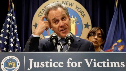 New Yorks statsadvokat Eric T. Schneiderman går av etter flere anklager om fysiske overgrep på kvinner.