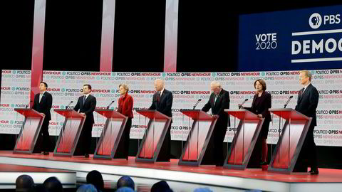 Sju demokratiske presidentkandidater kvalifiserte seg til debatten i Los Angeles torsdag kveld. Fra venstre Andrew Yang, Pete Buttigieg, Elizabeth Warren, Joe Biden, Bernie Sanders, Amy Klobuchar, Tom Steyer. Foto: Chris Carlson / AP / NTB scanpix