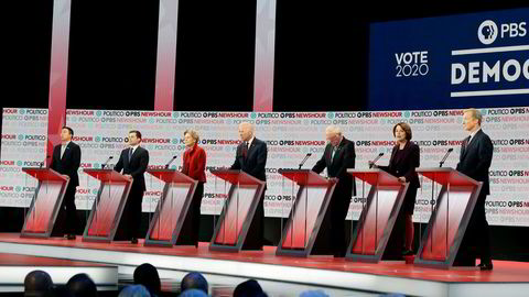 Sju demokratiske presidentkandidater kvalifiserte seg til debatten i Los Angeles torsdag kveld. Fra venstre Andrew Yang, Pete Buttigieg, Elizabeth Warren, Joe Biden, Bernie Sanders, Amy Klobuchar, Tom Steyer. Foto: Chris Carlson / AP / NTB scanpix