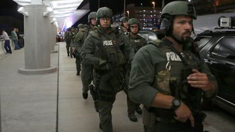Politiet eskorterte flypassasjerer ut av flyplassen på Fort Lauderdale etter skytingen fredag.