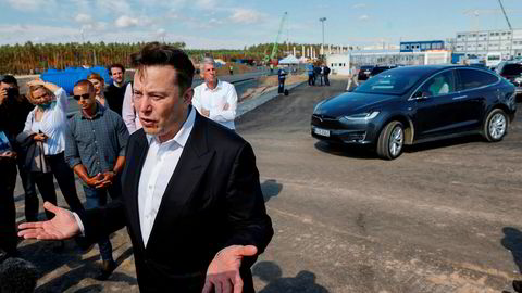 Det er under ni måneder siden de første Tesla-billene rullet ut av fabrikken i Shanghai. Toppsjef Elon Musk var nylig i Berlin, hvor byggingen av en ny «Gigafactory» er underveis. På tirsdag skal Tesla vise hvordan de ser for seg fremtidens batterier.