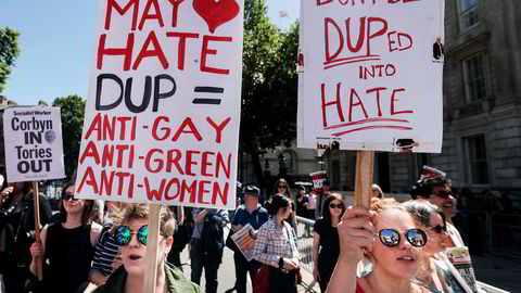 Bildet viser en demonstrasjon mot det nordirske unionistpartiet DUP i gaten Whitehall i sentrum av London på lørdag.