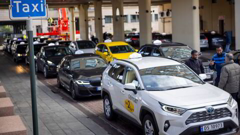 Det er mange taxier på veiene i Oslo og mange av dem står lenge i kø før de får en tur. Bildet er tatt før kravet om at alle drosjer i Oslo skal være utslippsfrie fra november 2024.