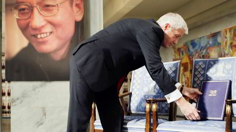 Daværende leder av Den norske Nobelkomiteen, Thorbjørn Jagland, og den tomme stolen og nobelmedaljen tildelt den fengslede kinesiske dissidenten Liu Xiaobo i 2010.