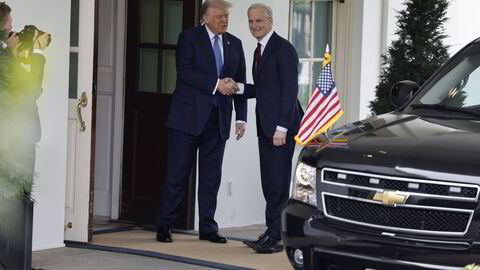 Jonas Gahr Støre blir ønsket velkommen av president Donald Trump på vei inn i Det hvite hus torsdag.