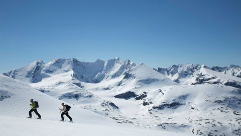 Skredterreng. I likhet med svært mange andre nordmenn lar tindeveileder Andreas Haslestad og skientusiast Andreas Køhn seg friste av toppturer i norsk natur og tar skiene fatt opp mot Steindalsnosi