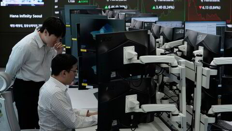 Det er en forsiktig oppgang ved Asia-børsene ved inngangen til en ny uke. Her fra KEB Hana Bank i Seoul, hvor referanseindeksen Kospi er flat. Investorer venter på resultatrapporter og foreløpige aktivitetsrapporter fra april.