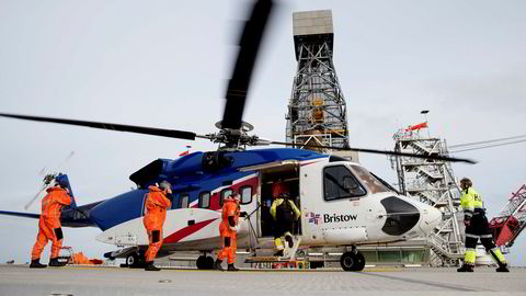 Fagforeninger er redd for hva nye regler kan innebære for helikoptersikkerheten. På bildet går passasjerer ombord i et helikopter på Edvard Grieg-plattformen på Utsirahøyden i Nordsjøen, 180 km vest for Stavanger.