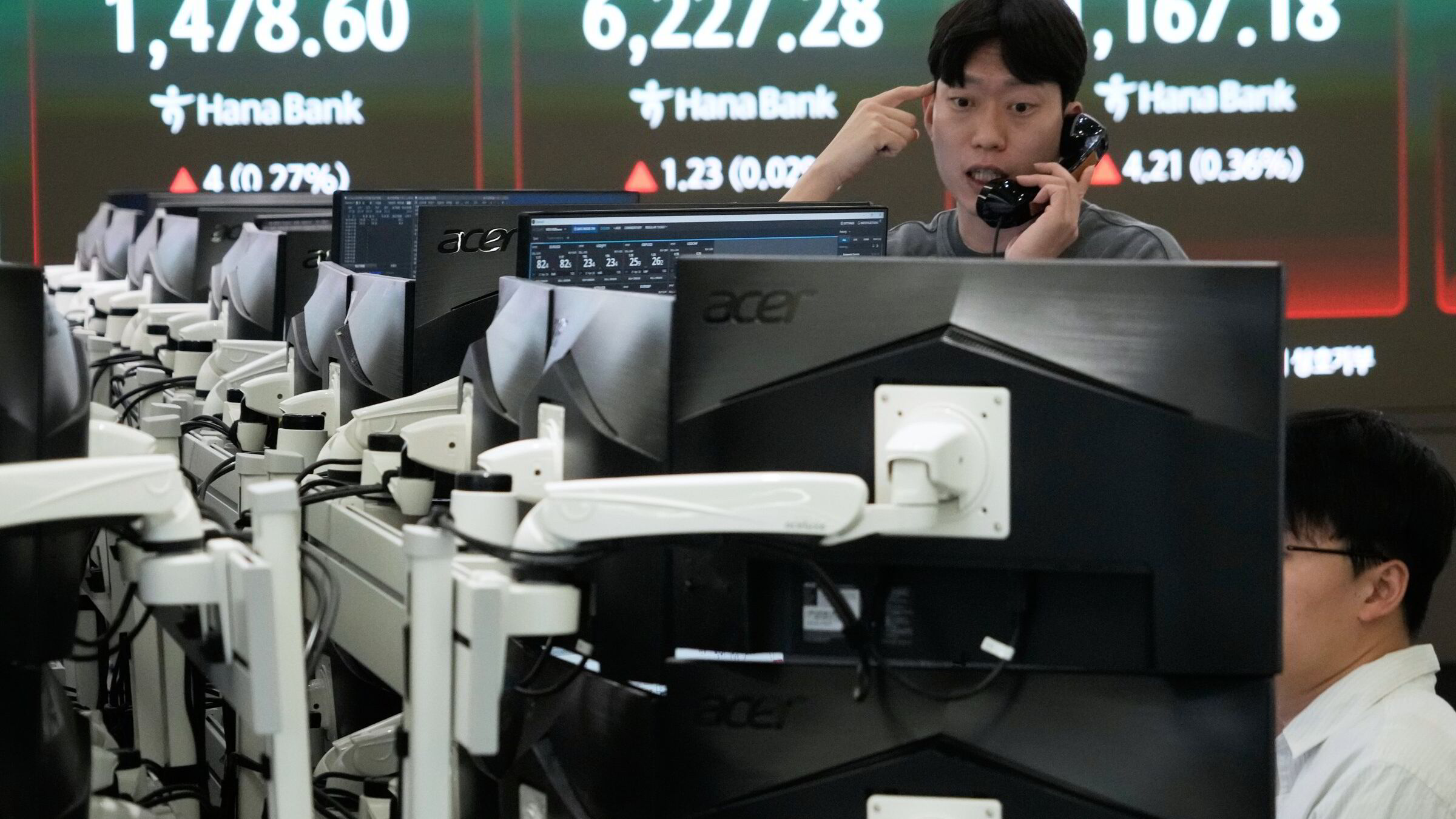 Asia faller før helgen tross geopolitisk håp