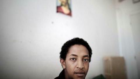 Jonathan Kebreab (17) fra Eritrea er i sorg etter å ha mistet bestevennen i en togulykke på flukt fra grensepolitiet ved Brennerpasset. Nå forbereder Kebreab seg på et liv i Roma. Her på et mottakssenter hos Røde Kors i Roma.