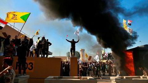 Iraks statsminister advarer demonstrantene og ber dem forlate ambassadeområdet øyeblikkelig.