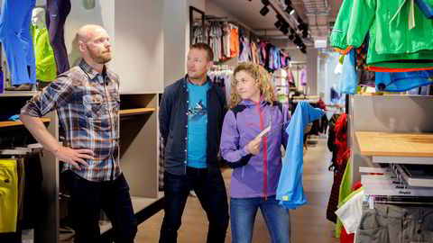 Cecilie Skog og Bjørn Sekkesæter (til høyre) solgte turselskapet Fram Expeditions til turtøyprodusent Bergans i fjor. Her sammen med Bergans-sjef Leif Holst Liæker.