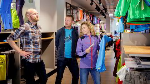 Cecilie Skog og Bjørn Sekkesæter (til høyre) solgte turselskapet Fram Expeditions til turtøyprodusent Bergans i fjor. Her sammen med Bergans-sjef Leif Holst Liæker.