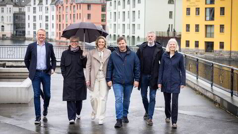 I et vårgrått Ålesund fikk Sylvi Listhaug vann på mølla i kampen mot formuesskatten. Sunnmørske toppledere ga henne mer skyts før Frps landsmøte. Her er i Listhaug (i midten) på en rusletur med Jan Endre Vartdal i Vartdal plast (t.v.), Lene Trude Solheim i NHO, Roger Hofseth i Hofseth internationa, Knut Flakk i Flakk gruppen og Gunvor Ulstein fra Ulstein group.
