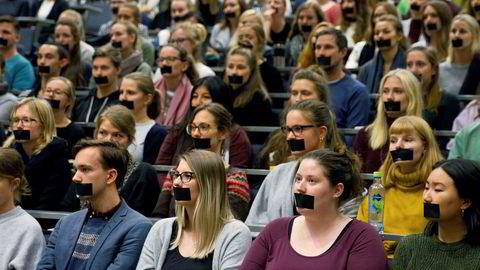 Psykologistudentene viste sin misnøye med stengingen av studentklinikkene ved Universitetet i Oslo ved å stille på allmøte med svart tape over munnen.