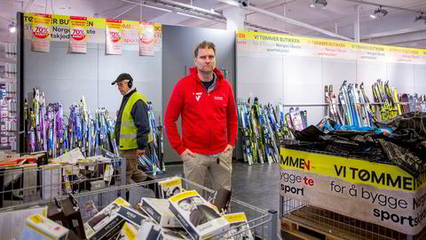 Butikksjef på G-Max Storo, Alexander Hagen, rydder på lageret før butikken døpes om til Intersport. De store aktørene i sportsbransjen sliter nå med store varelagre etter en periode med svak vekst.