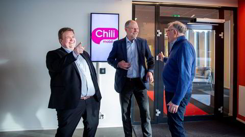 – Vår kunder bruker i snitt 19 GB i måneden. Det er det høyeste mobildataforbruket i Norge, sier daglig leder Lars Ryen Mill i Chili Mobil (til venstre). Her sammen med styreleder Jan Edvard Thygesen og snakker med hovedaksjonær Egil Skibenes (til høyre).