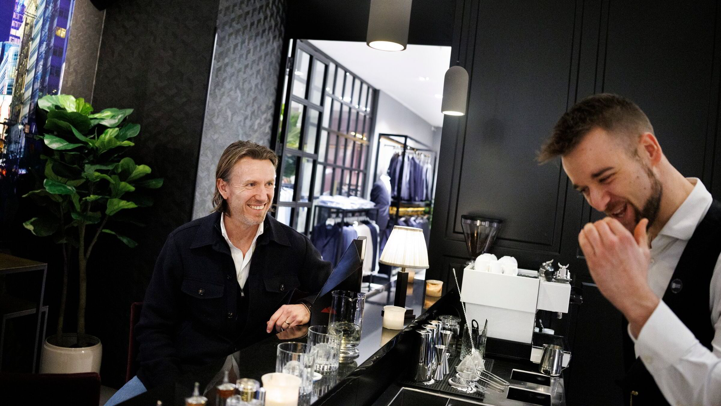 Vekstvinner Follestad har åpnet cocktailbar: – Klær er ikke så kapitalkrevende som båt og bil