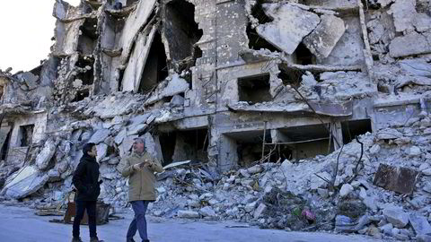 FNs høykommisær for flyktninger Filippo Grandi (til høyre) besøker gamlebyen i Aleppo torsdag.
