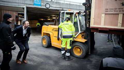 Trykkeriet Print House tror på økt vekst i fremtiden og har investert i en 45 m² stor printer. Printeren kom i 6 deler på to semitrailere og tar en uke å sette sammen. Daglig leder Kjetil Amundsen (til høyre) og Glenn Haldorsen ser frem til å få nyvinningen i gang.