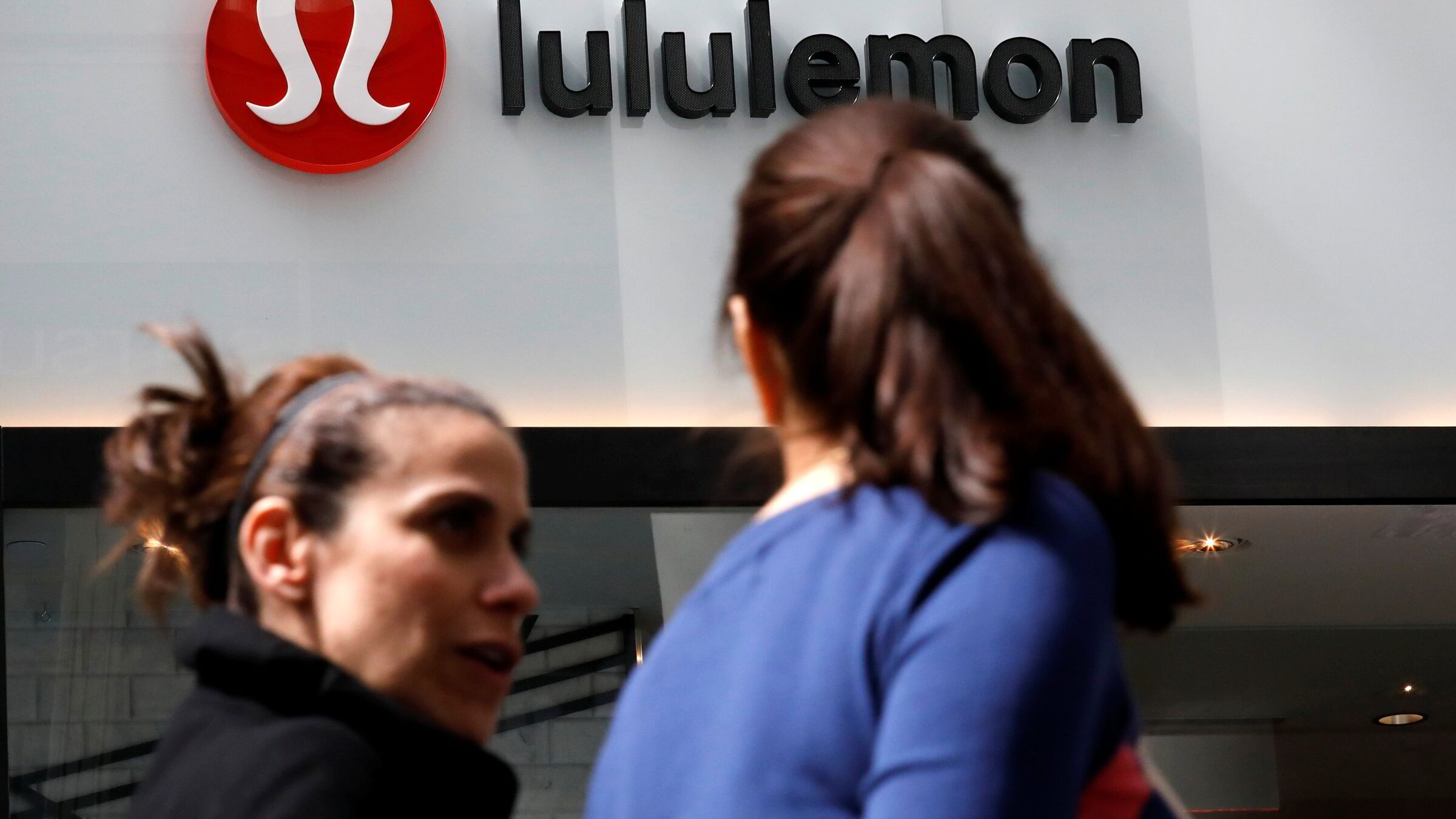 Offentlig skittentøyvask i treningsmerket Lululemon