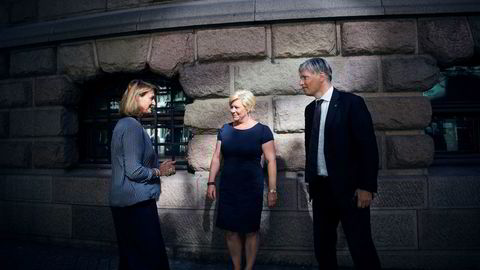 Finansminister Siv Jensen står utenfor Finansdepartementet etter møtet, sammen med Stefi Kierulf Prytz, direktør i Finans Norge, og klima- og miljøminister Ola Elvestuen (V) Foto: