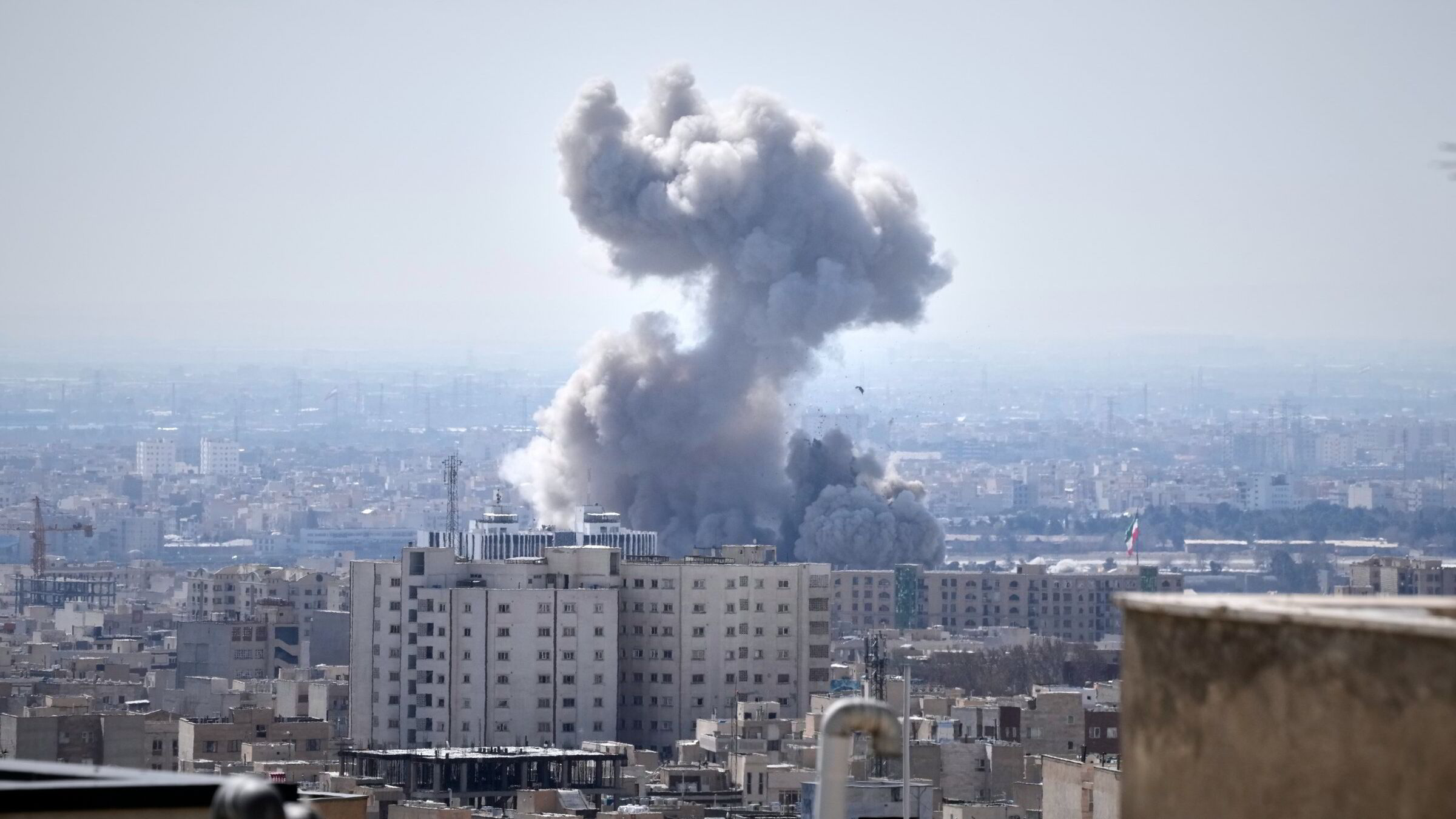 Massiv eksplosjon i sentrum av Teheran