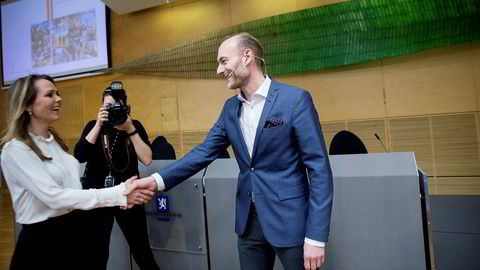 Ønsker millionbistand. Knut Olav Åmås leverer mediemangfoldsutvalgets utredning til kulturminister Linda Hofstad Helleland.