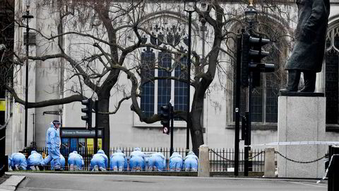 Dagen derpå. Politiet leter etter beviser utenfor parlamentet i London etter onsdagens terrorudåd.