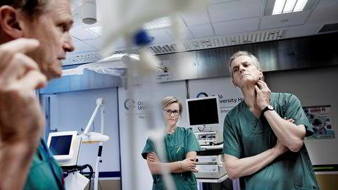 Aps leder Jonas Gahr Støre diskuterer samarbeid mellom sykehus og industri med Erik Fosse, professor og avdelingsoverlege ved Intervensjonssenteret på Rikshospitalet (til venstre) og Aps stortingsrepresentant Ingvild Kjerkol.