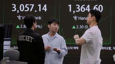Det er en nervøs og avventende stemning ved Asia-børsene ved inngangen til den nye uken. Her fra hovedkontoret til KEB Hana Bank i Sør-Korea mandag formiddag.