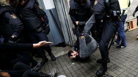 Her forsøker spansk politi å hindre en mann i å avlegge stemme om Catalonias selvstendighet i Spania.