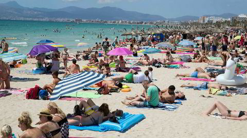 800 britiske turister er mistenkt av spansk politi for å ha løyet om matforgiftning på populære turiststeder.