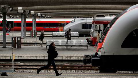 Konsulentbruken i Jernbaneverket vekker sterke reaksjoner på Stortinget.