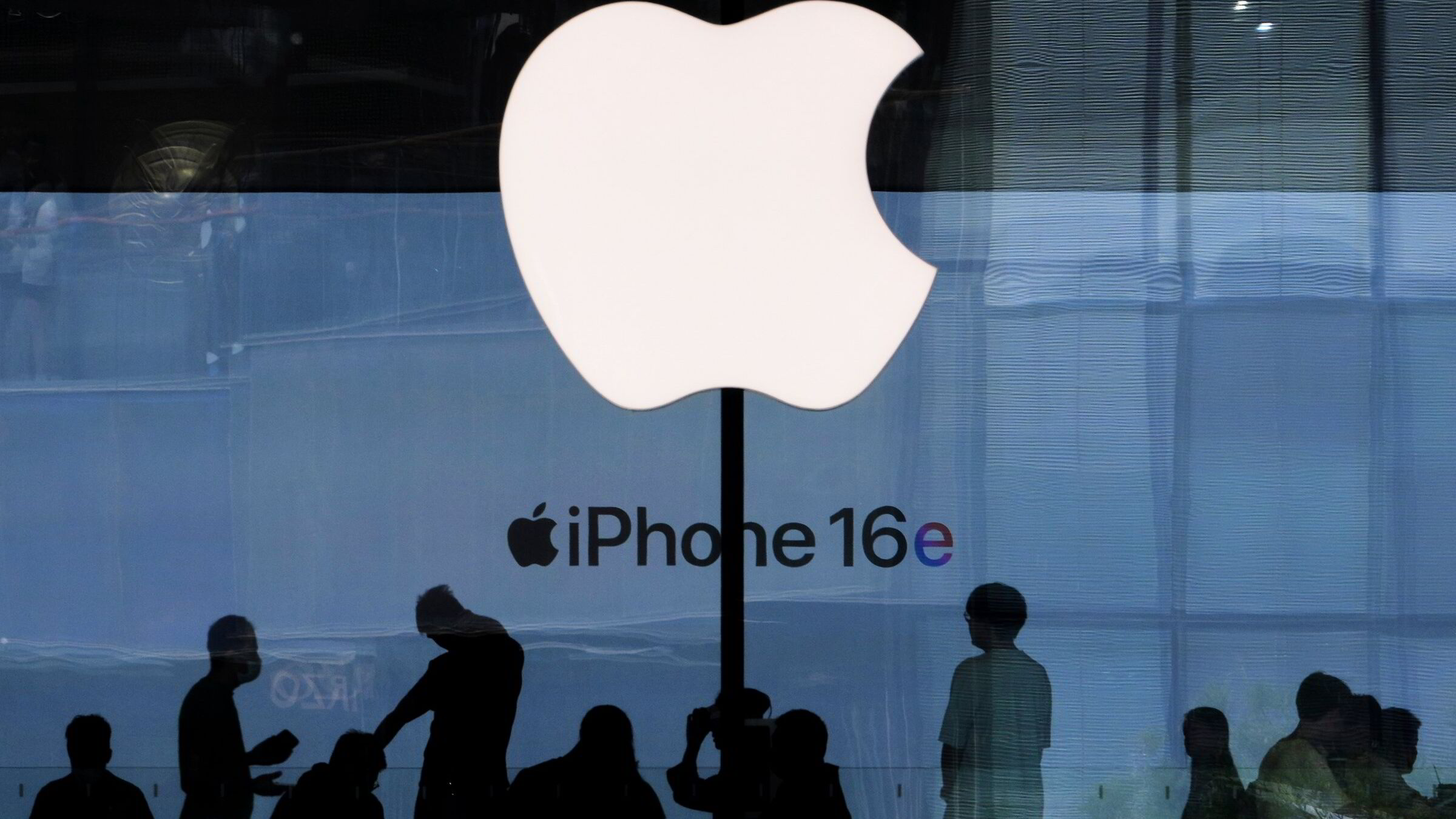 Trump truer Apple med 25 prosent Iphone-toll – aksjen faller i førhandelen