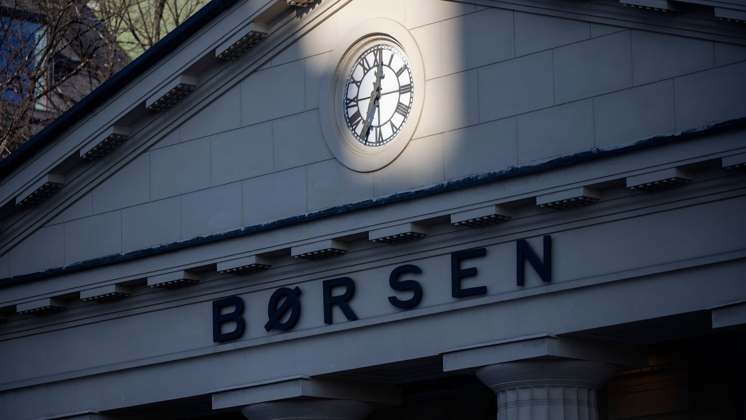 Stigende oljepris løfter Oslo Børs mandag morgen