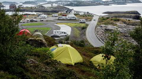 I Henningsvær (bildet) er det kun kortere perioder av året det ikke er ekstreme pressproblemer fra turismen, ifølge skribenten.