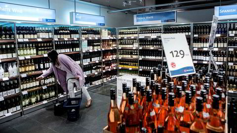 Stortingsflertallet vil utrede om Vinmonopolet skal overta taxfree-salget av alkohol på flyplassene.