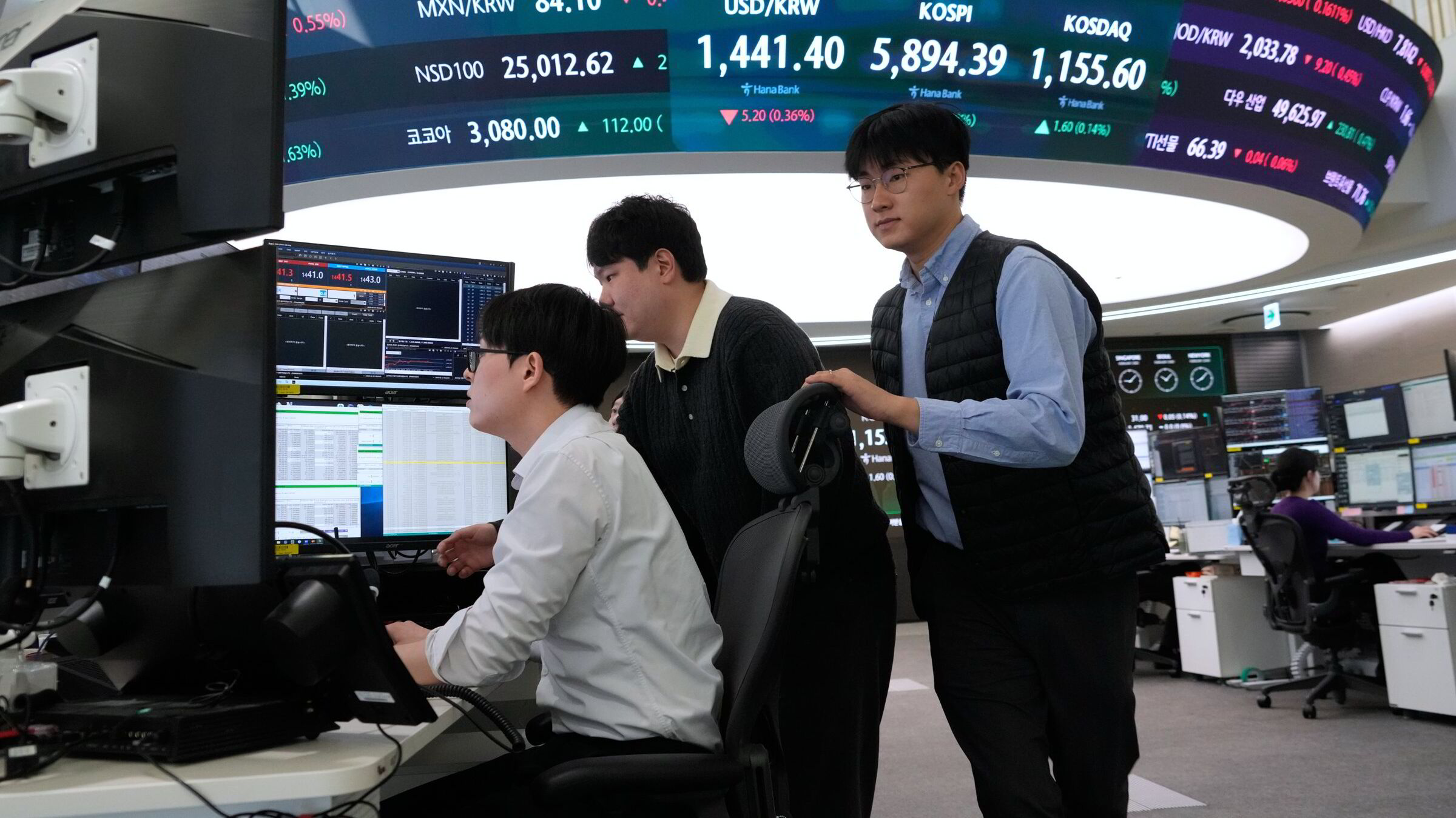 Tolluro preger markedene – gull opp, dollar og bitcoin faller