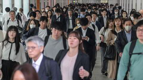 Japans økonomi falt i første kvartal. Fredag morgen fikk pendlere i Tokyo nyheten om nedgangen i den økonomiske aktiviteten, som skjedde før handelskrigen med USA.