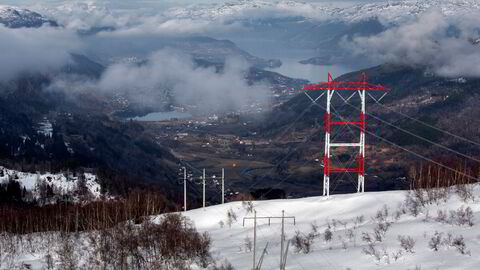 Stortinget har vedtatt forvaltningsloven, energiloven, vannressursloven, vassdragsreguleringsloven og plan- og bygningsloven, naturmangfoldloven, kulturminneloven og sameloven, skriver Kjetil Lund. Illustrasjonsfoto: Kraftlinjer over Nordheimsund i Hardanger.