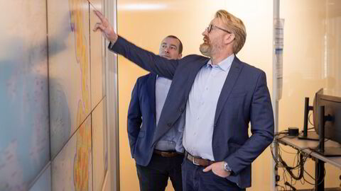 Trygve Hagevik, Chief Commercial Officer i Tampnet (foran) og Anders Tysdal, Chief Technology Officer for Infrastructure i infrastrukturselskapet Tampnet, som holder verdens børser online.
