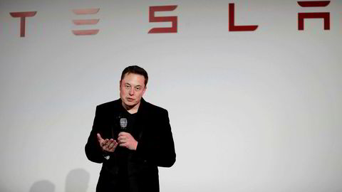 Tesla-sjef Elon Musk. Tesla-aksjen falt 7,2 prosent onsdag etter at selskapet rapporterte om svakere enn ventet produksjon i foregående kvartal på grunn av «alvorlig produksjonsbortfall» av batterier til Teslas biler. Tesla-aksjen faller drøyt tre prosent fra handelsstart torsdag.