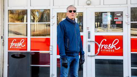 Gårdeier Bernt Sørlie, her foran Fresh Fitness i Fredrikstad sentrum, mener Sats misbruker sin makt under korona-krisen.